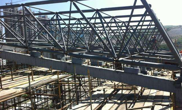 兴化简述网架公司的黑色压型钢板的吊装步履